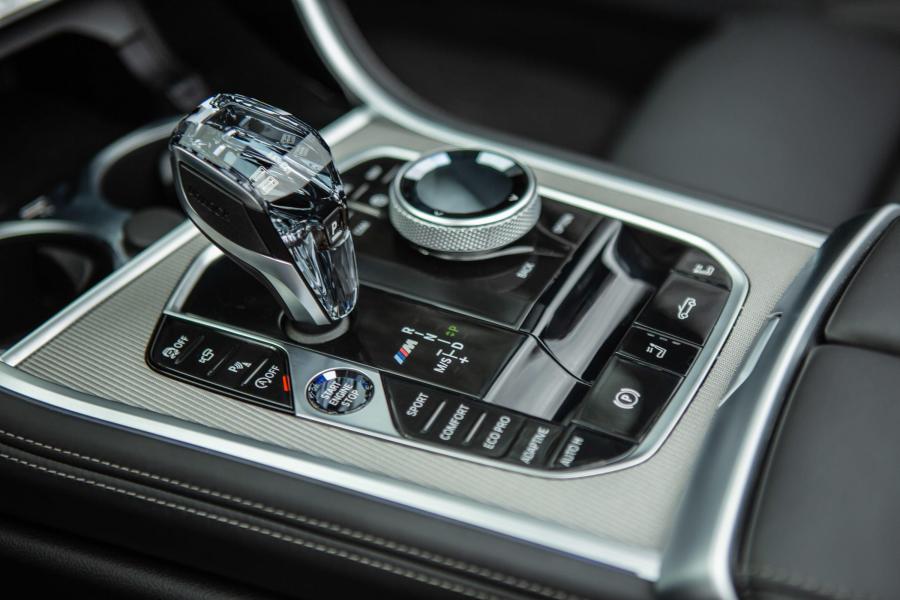 Детали интерьера BMW M850i xDrive Convertible (G14) 2019 года  (NA) (фото 14 из 59)